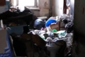 В Ленинском районе Челябинска, жительница одной из квартир превратила дом в свалку.